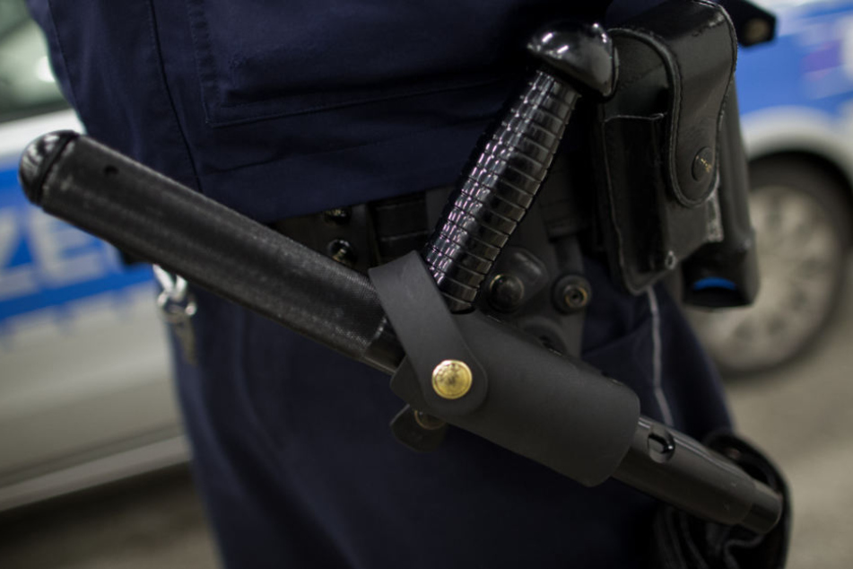 Mit Schlagstöcken mussten sich die Polizisten zur Wehr setzen. (Symbolbild)