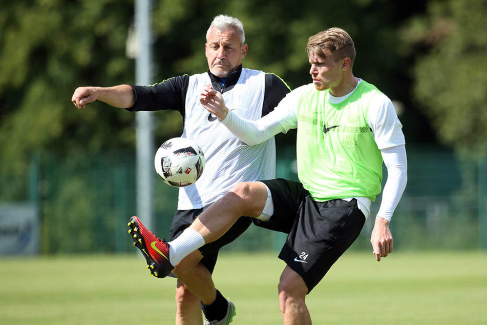 Können auch weiterhin im Training einige Duelle ausfechten: Steve
Breitkreuz (r.) und FCE-Trainer Pavel Dotchev.