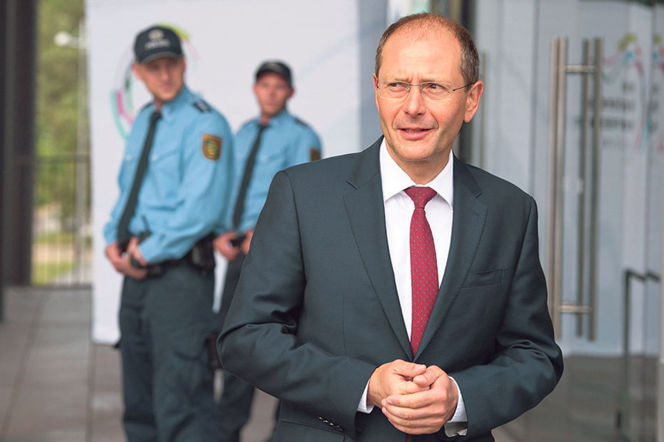 Innenminister Markus Ulbig (53, CDU) hofft auf mehr Schlagkraft im Kampf
gegen die politisch motivierte Kriminalität.