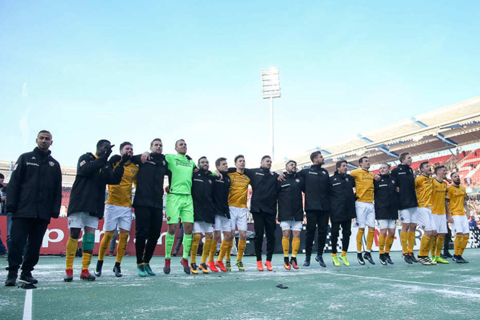 Jubel bei den Dresdner Dynamos
nach dem Sieg beim 1. FC Nürnberg.
