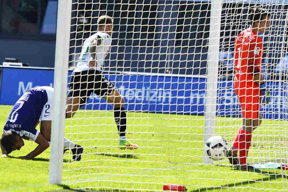 27. August 2016: Marcel Franke (2.v.l.) hat in der Nachspielzeit zum 3:2 für Greuther Fürth gegen Aue getroffen und dreht jubelnd ab. Martin Männel (r.) und Julian Riedel können es kaum fassen.