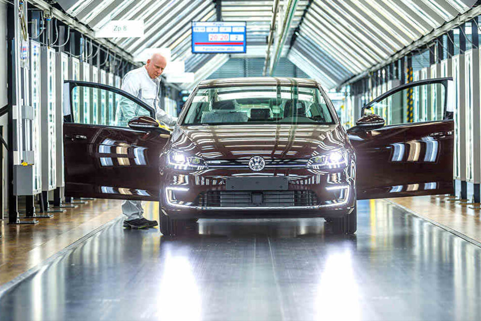 Ladegerät mit Cadmium: die e-Golf-Fertigung in Dresden.