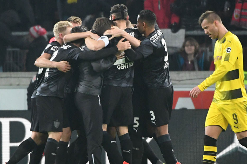Während die Stuttgarter einen Treffer bejubeln, schleicht Andriy Yarmolenko bedröppelt von dannen-