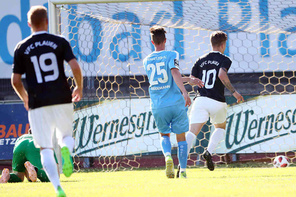 Plauens James-Kevin Nahr (r., Nummer 10) gelang der 1:2-Anschlusstreffer.