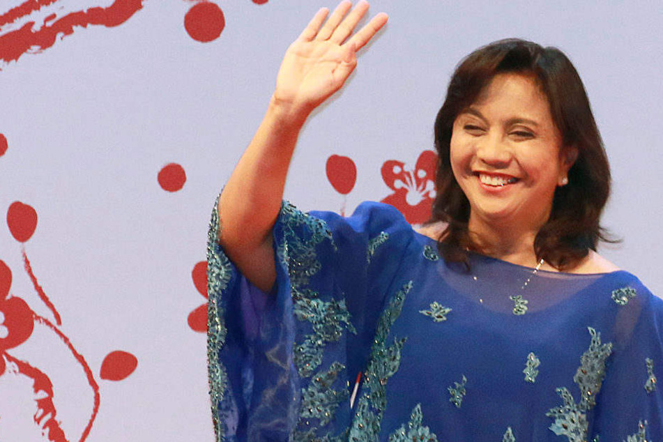Die philippinische Vizepräsidentin Leni Robredo winkt am 11.05.2017 in Tokio (Japan) bei der Eröffnung eines Gipfels.