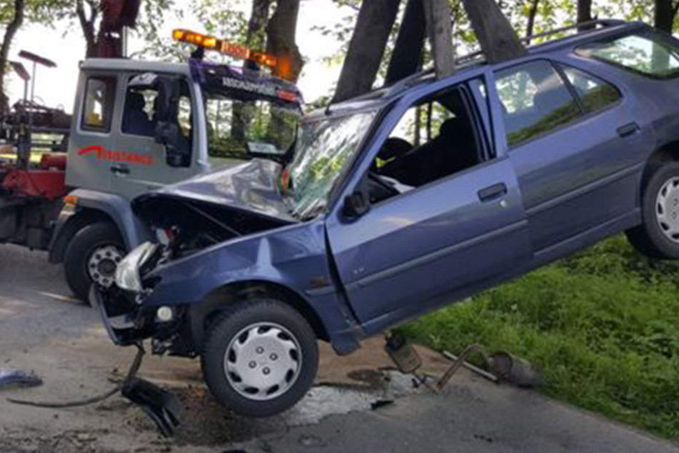 Der Peugeot wurde bei dem Crash stark beschädigt.