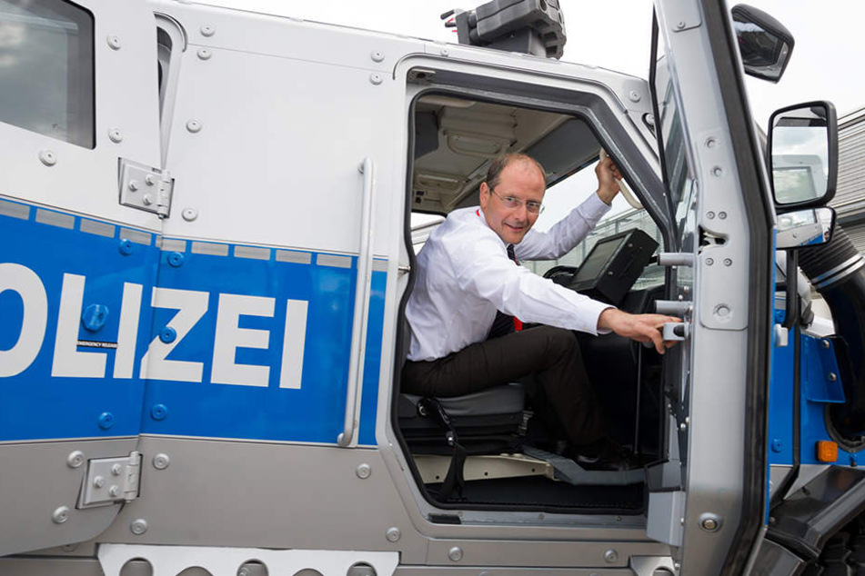 Markus Ulbig zeigt sich stolz in einem der neuen Panzerfahrzeuge.