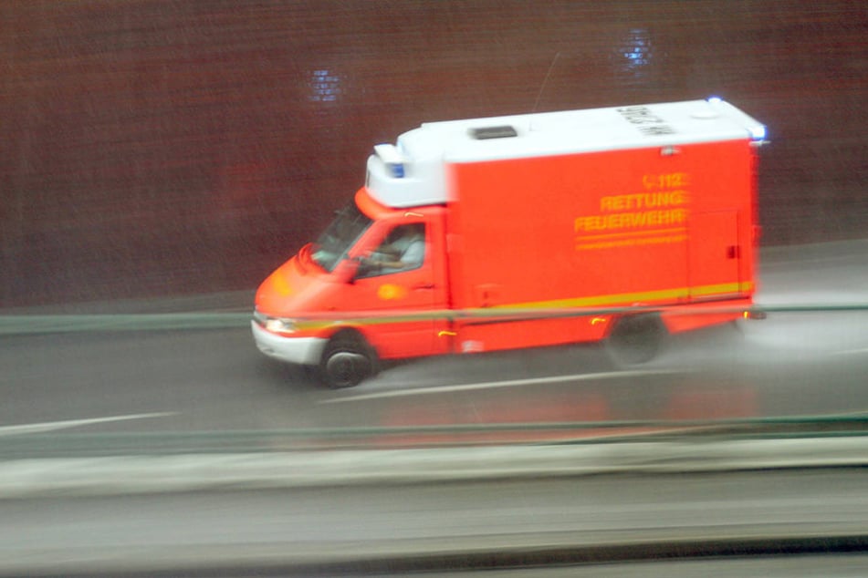 Der Mercedes-Fahrer blieb bei dem Unfall unverletzt. (Symbolbild)