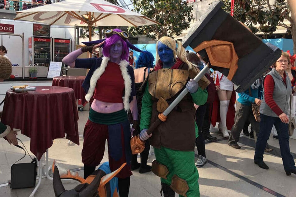 Besucher der Leipziger Buchmesse dürfen sich wohl auch weiterhin wie Manga-, Comic- oder Filmcharaktere verkleiden (hier: Tristana und Poppy aus dem Online-Game "League of Legends").