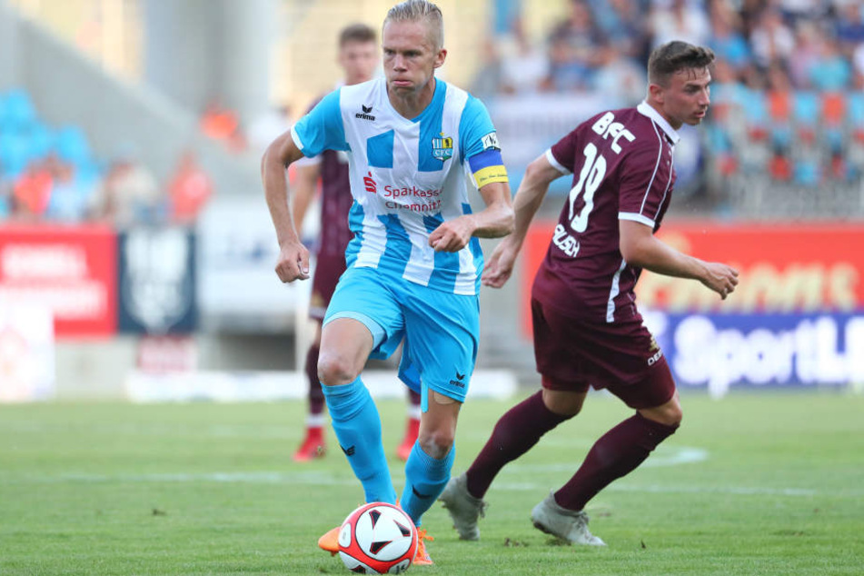 Dennis Grote (l.) wird als zentraler Mann vom Gegner sofort attackiert - hier von BFC-Kicker Philip Schulz vom BFC Dynamo.