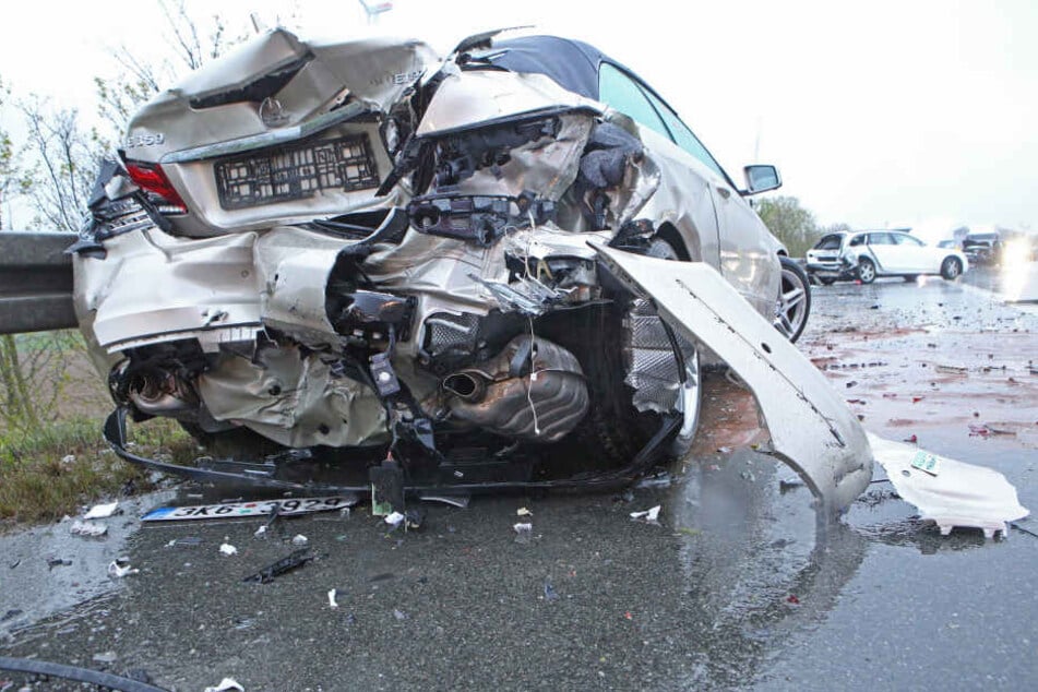 Sieben Fahrzeuge wurden bei dem Unfall beschädigt.