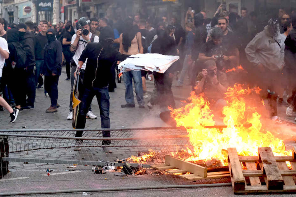 21.15 Uhr: Hunderte militante Demonstranten und Polizei am Pferdemarkt.