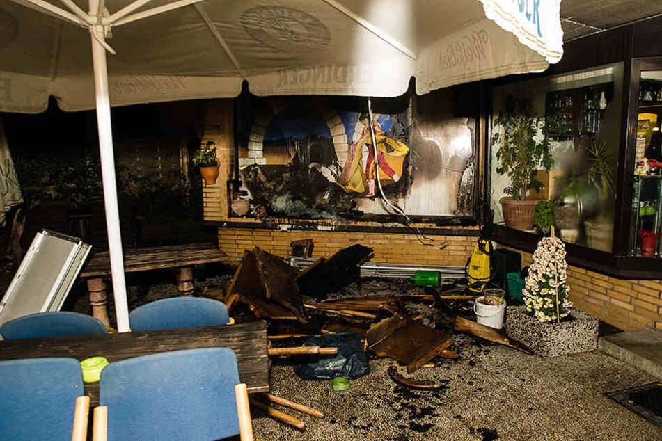 Die Scheiben der Pizzeria platzt aufgrund der enormen Hitze.
