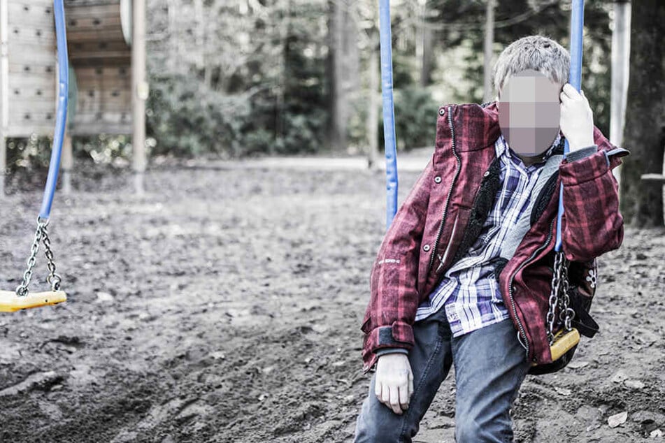 Von einem Spielplatz an einer Grundschule in Wittenberg (Sachsen-Anhalt) soll ein Pädophiler angeblich spielende Kinder in sein Auto locken. (Symbolbild)