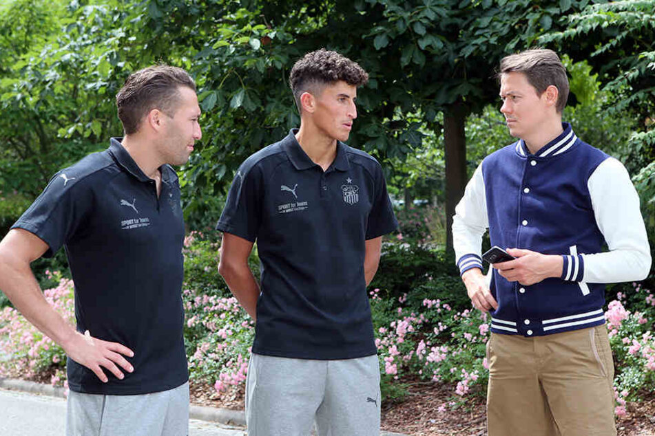 Aykut Öztürk (l.) und Ali Odabas im Gespräch mit TAG24-Reporter Michael Thiele.