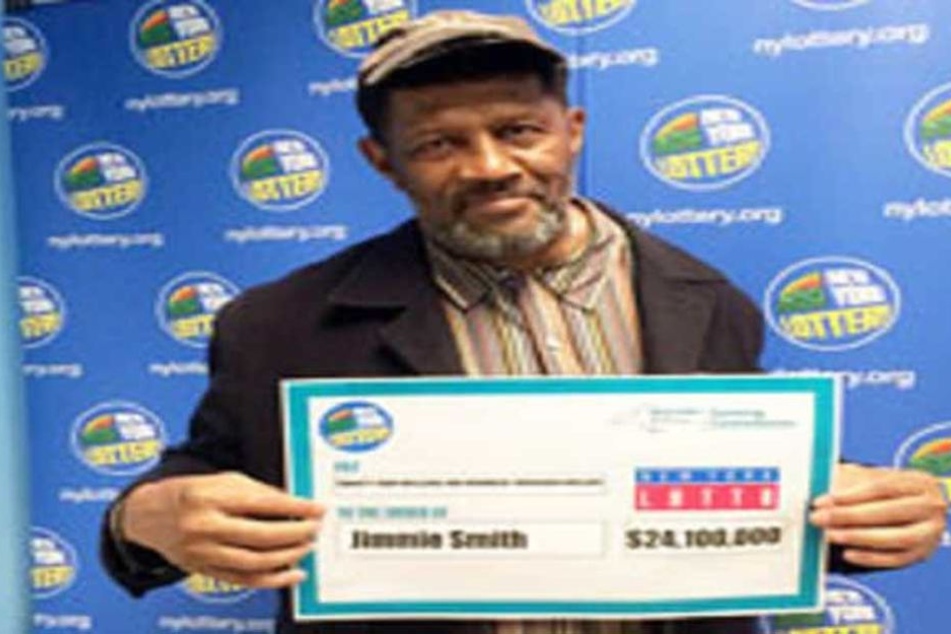 Jimmie Smith (68) zeigt den Gewinnerscheck: 24,1 Mio. Dollar.