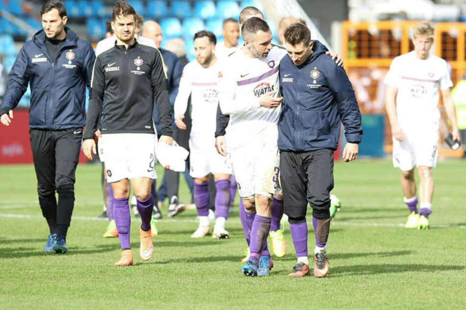 Christian Tiffert (M.) nahm nach der Partie Martin Kvesic in den Arm und wertete gleich einige Szenen aus.
