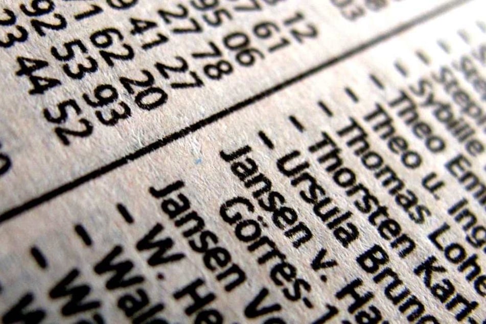 Die Namen findet der Professor über Telefonbücher.