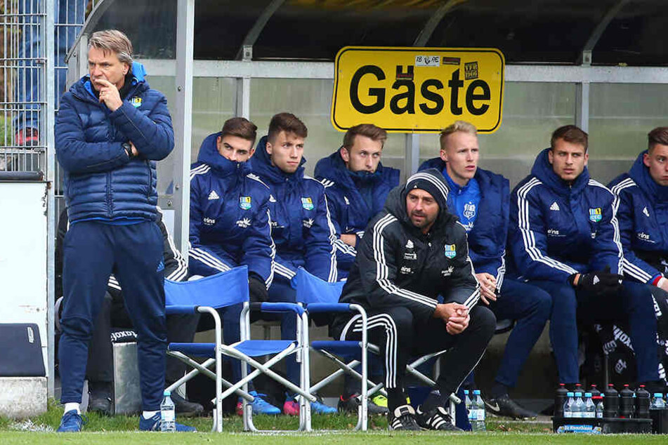 Eine nachdenkliche CFC-Bank in Auerbach. Trainer Horst Steffen (l.) war sichtlich bedient vom Auftritt seiner Elf.