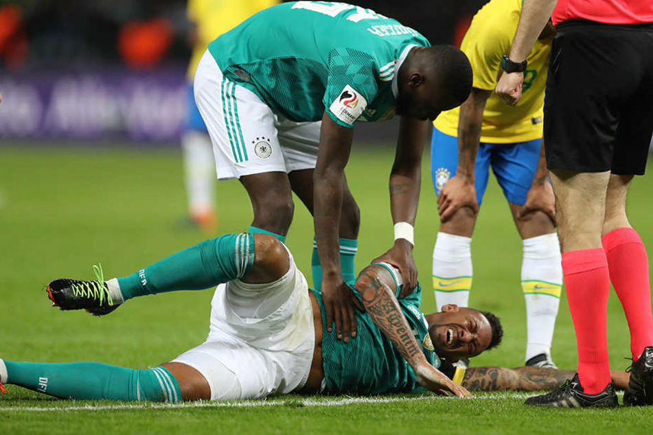 Jerome Boateng liegt verletzt am Boden.