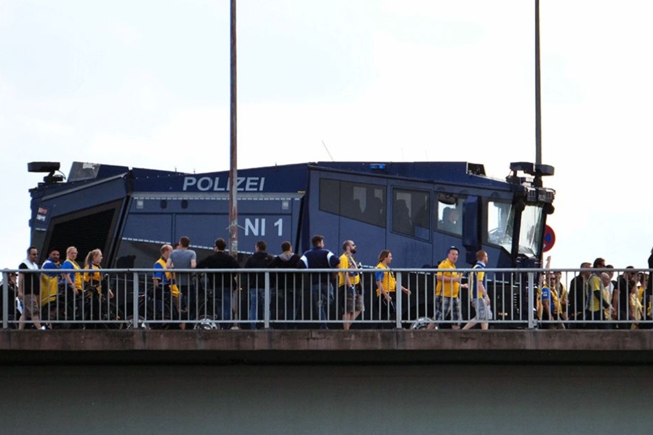 Die Polizei begleitete die anreisenden Braunschweigfans mit einem Wasserwerfer.