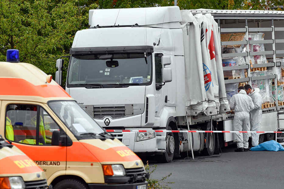 Der Lkw, auf dem 51 Menschen nach Deutschland geschleust wurden, wurde von der Bundespolizei in Frankfurt (Oder) untersucht.