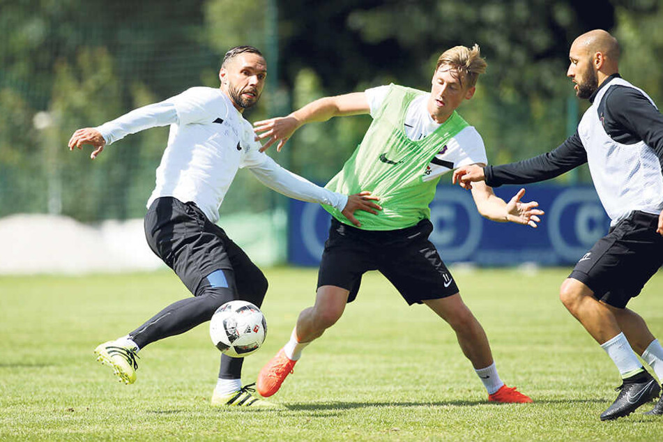 Alter schützt vor Einsatz nicht: Christian Tiffert (l., gegen Björn Kluft und Philipp Riese) kniet sich auch mit seinen 34 Jahren im Training voll rein.