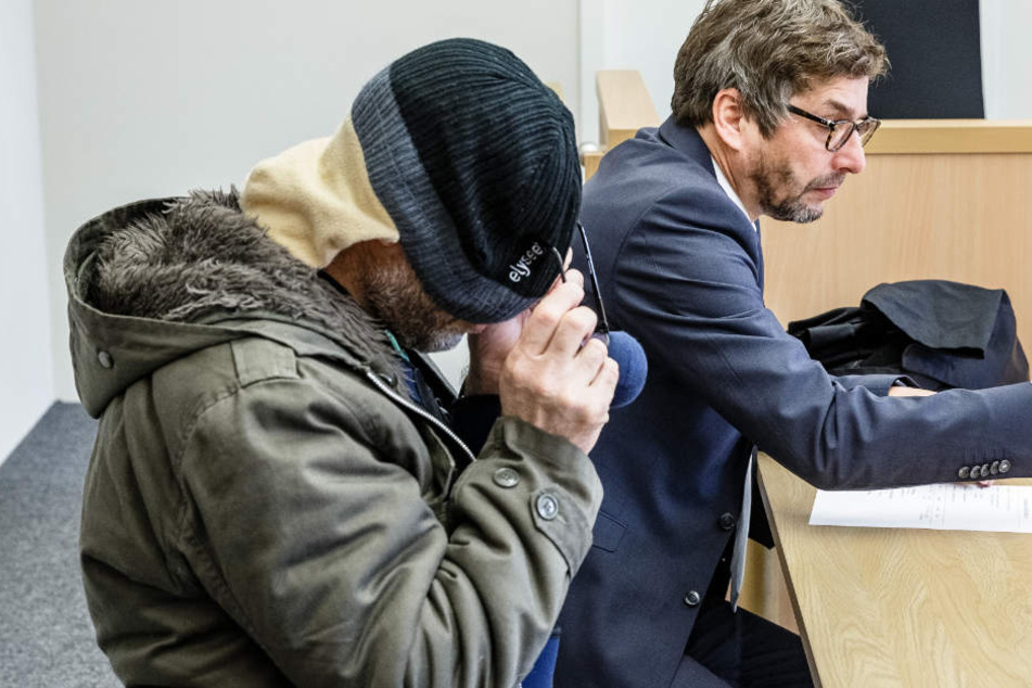 Der Angeklagte mit seinem Anwalt beim Prozessauftakt.