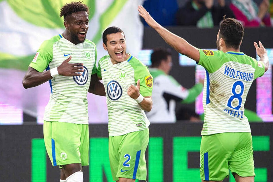 Das war die 1:0-Führung: Wolfsburg-Torschütze Divock Origi (l.) wird von William (m.) und Renato Steffen (r.) beglückwünscht.