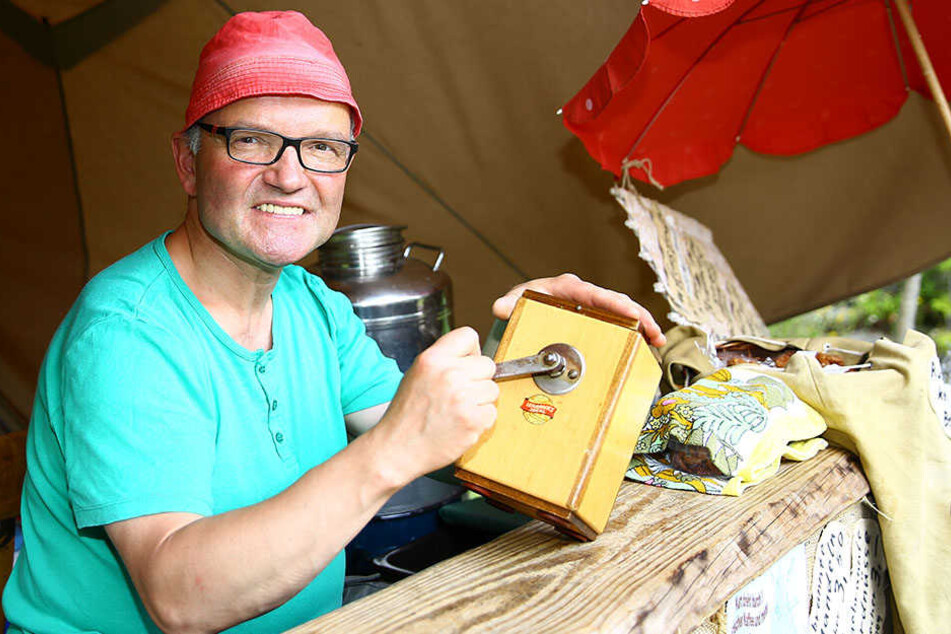 Mit dieser Mühle aus den 30ern mahlt Konkol den Kaffee für die Gäste.