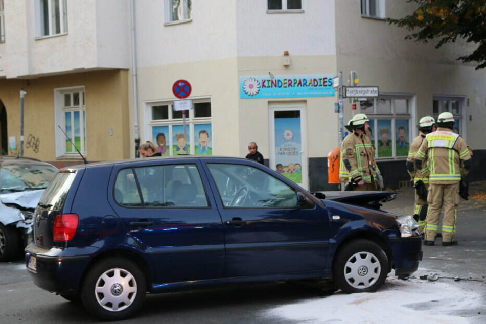 Der VW steht vor der Kindertagesstätte.