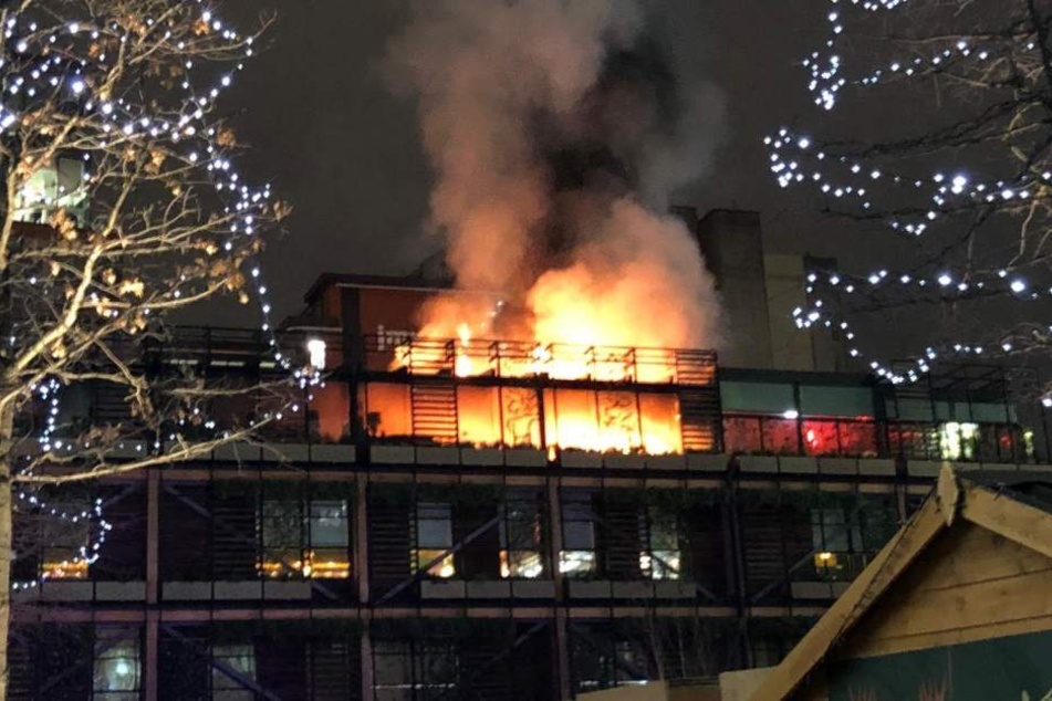 Das Feuer soll auf der Dachterrasse ausgebrochen sein.