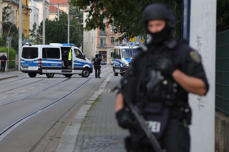 In Dresden hat die Polizei einen bewaffneten Mann niedergeschossen.