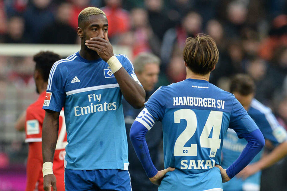 Die HSV-Spieler Johan Djourou (l.) und Gotoku Sakai sind nach der 0:8-Niederlage fassungslos.