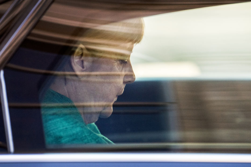 Merkel sitzt nach der Sitzung der CDU/CSU-Bundestagsfraktion vor dem Deutschen Bundestag in ihrer Limousine.