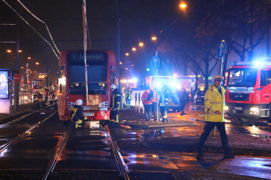 Der 17-Jährige musste unter der Bahn geborgen werden.