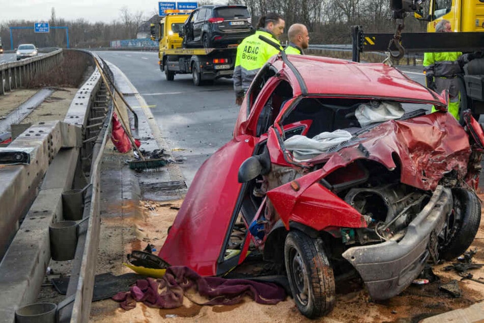 Durch den frontalen Zusammenstoß wurden beide Kleinwagen komplett zerstört.