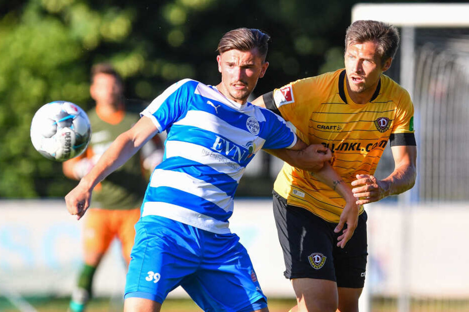 Sein letztes Spiel für Dynamo: Am 27. Juni testete Dresden mit Sören Gonther (r., gegen Mateo Andacic) gegen Regionalligist Nordhausen.