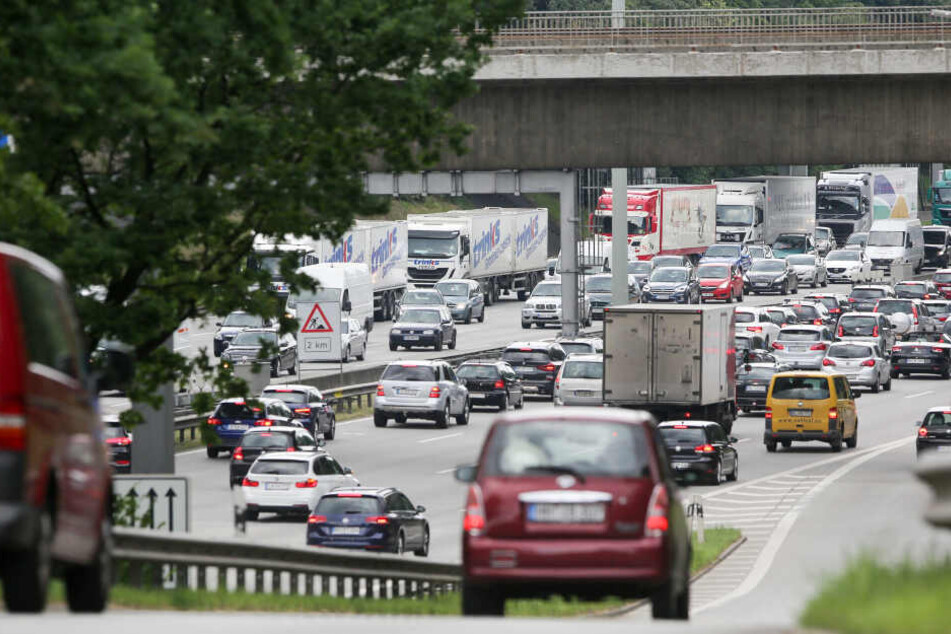 Fahrzeuge stauen sich der Autobahn 7 in Richtung Norden.