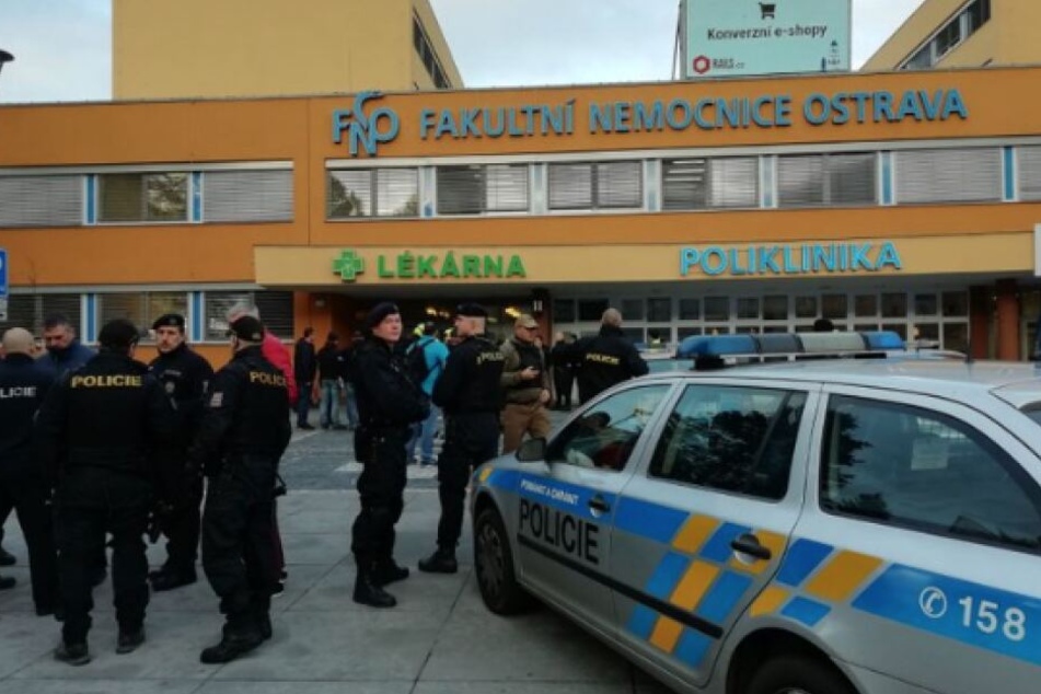 Beamten stehen vor dem Krankenhaus in Ostrava.
