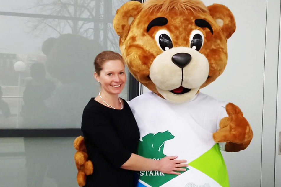 Romina Barth (34), Oberbürgermeisterin von Torgau, posiert mit dem Maskottchen des diesjährigen "Tag der Sachsen".