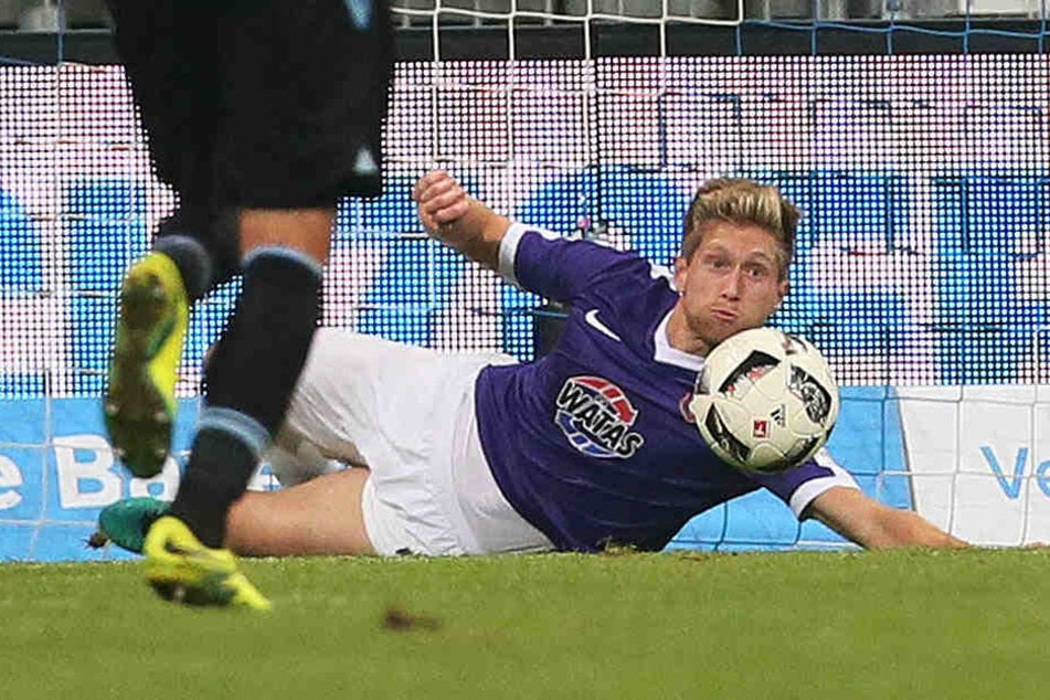 Der Foto-Beweis! Sebastian Hertner spielte den Ball nicht mit der Hand oder dem Arm, sondern köpfte ihn vor der Linie weg.