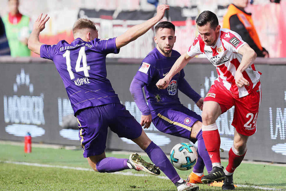 Union-Torjäger Steven Skrzybski (r.) brachte keinen Fuß auf den Boden. Er war bei Pascal Köpke (l.), Calogero Rizzuto und Co. gut aufgehoben.