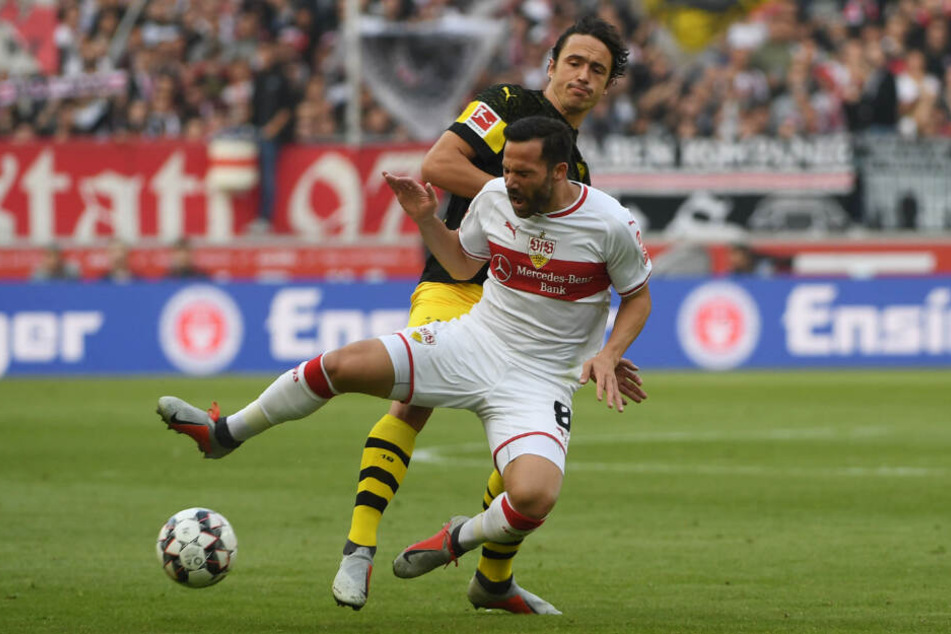 Im Duell gegen seinen Ex-Verein BVB: Gonzalo Castro wird von Dortmunds Thomas Delaney gelegt.