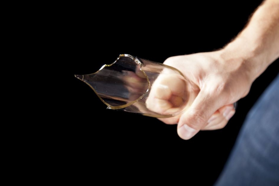 Der Algerier war erst mit einer abgebrochenen Glasflasche auf den Zugbegleiter losgegangen. (Symbolbild)