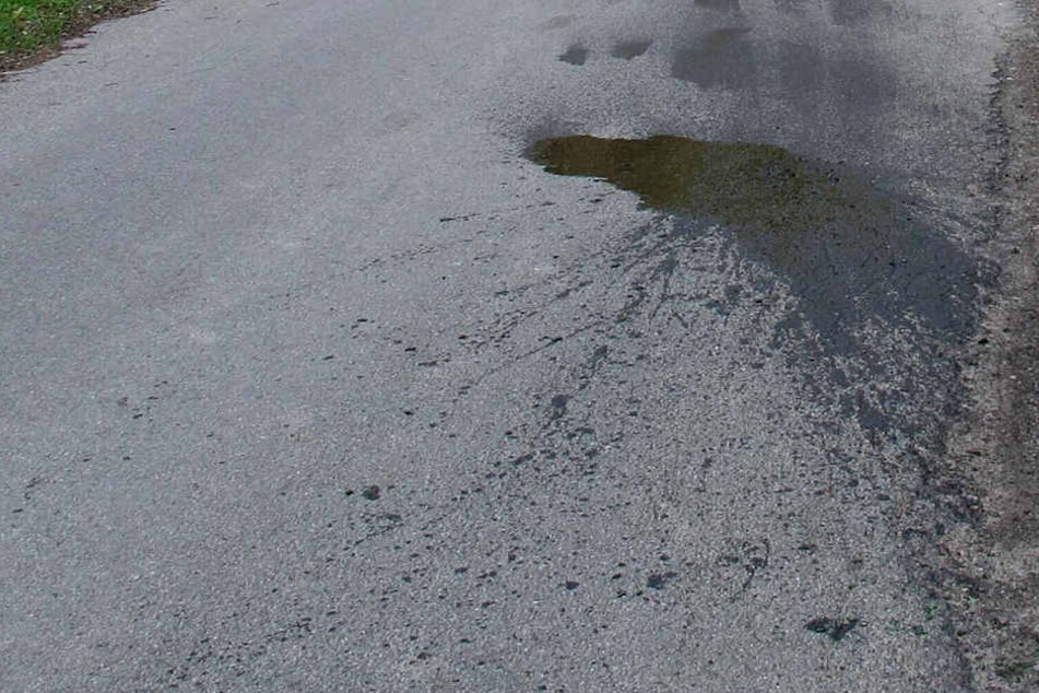 Der Unfallwagen hinterließ eine Ölspur, die die Polizei zum Fahrer führte. (Symbolbild)