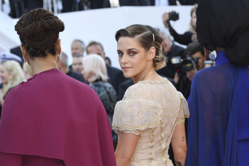 Kristen Stewart soll am Samstag wieder in Schwerz vor der Kamera gestanden haben.