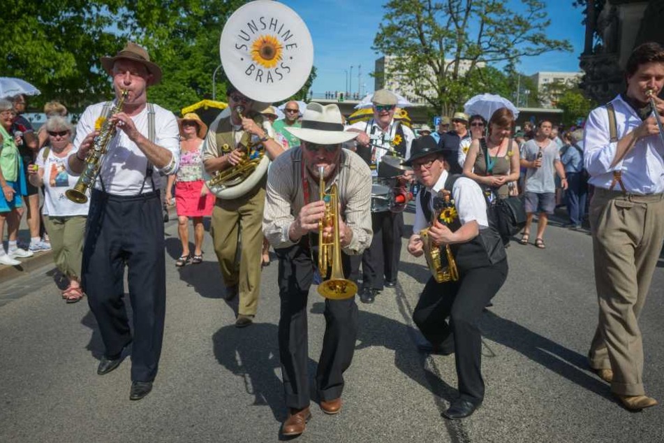 Die Jungs von „Sunshine Brass“ rocken das Terrassenufer