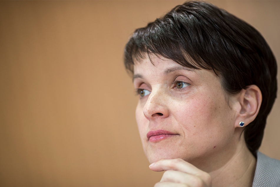 AfD-Chefin Frauke Petry kommt mit ihrem Ehemann nach Bielefeld.