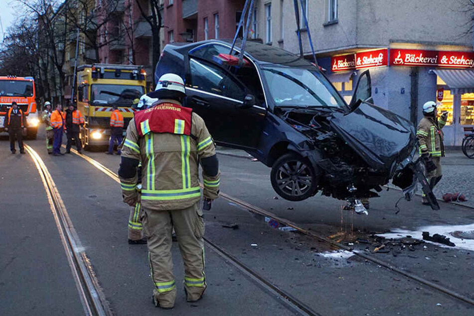 Die Holteistraße musste im betroffenen Bereich für Autos und Straßenbahnen gesperrt werden.